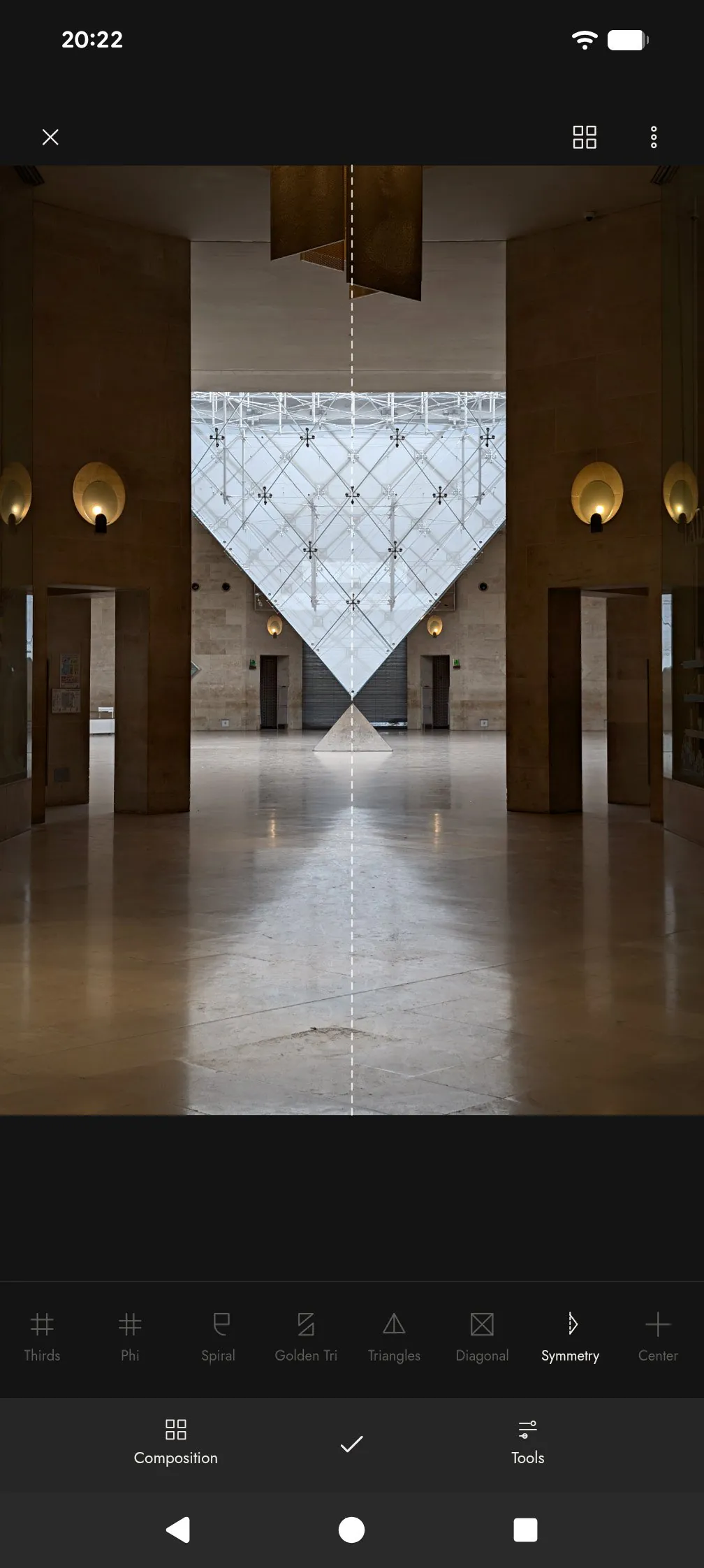 Symmetry axis guide over an inverted glass pyramid